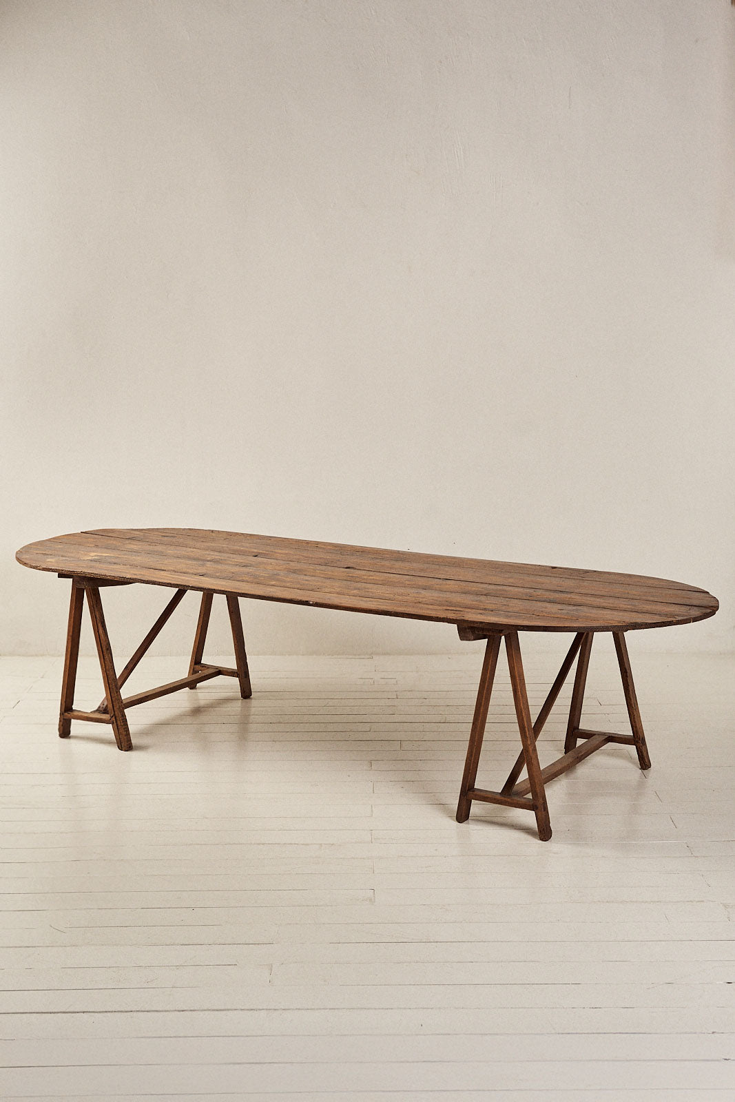 MESA DE COMEDOR OVALADA CON CABALLETES