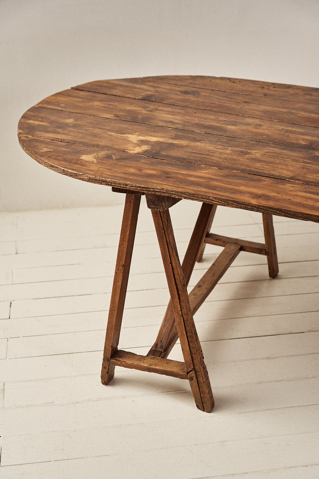 MESA DE COMEDOR OVALADA CON CABALLETES