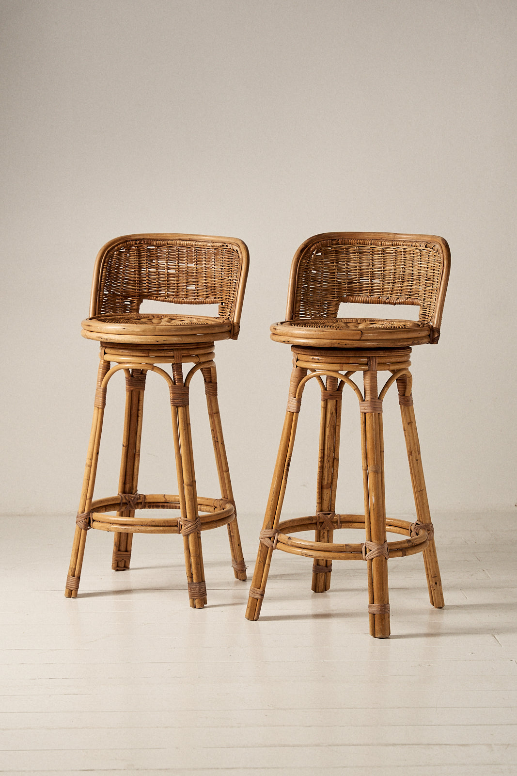 PAREJA DE TABURETES DE RATÁN GIRATORIO AÑOS 70