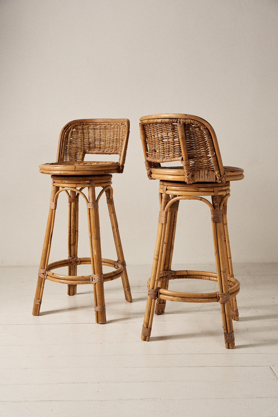 PAREJA DE TABURETES DE RATÁN GIRATORIO AÑOS 70