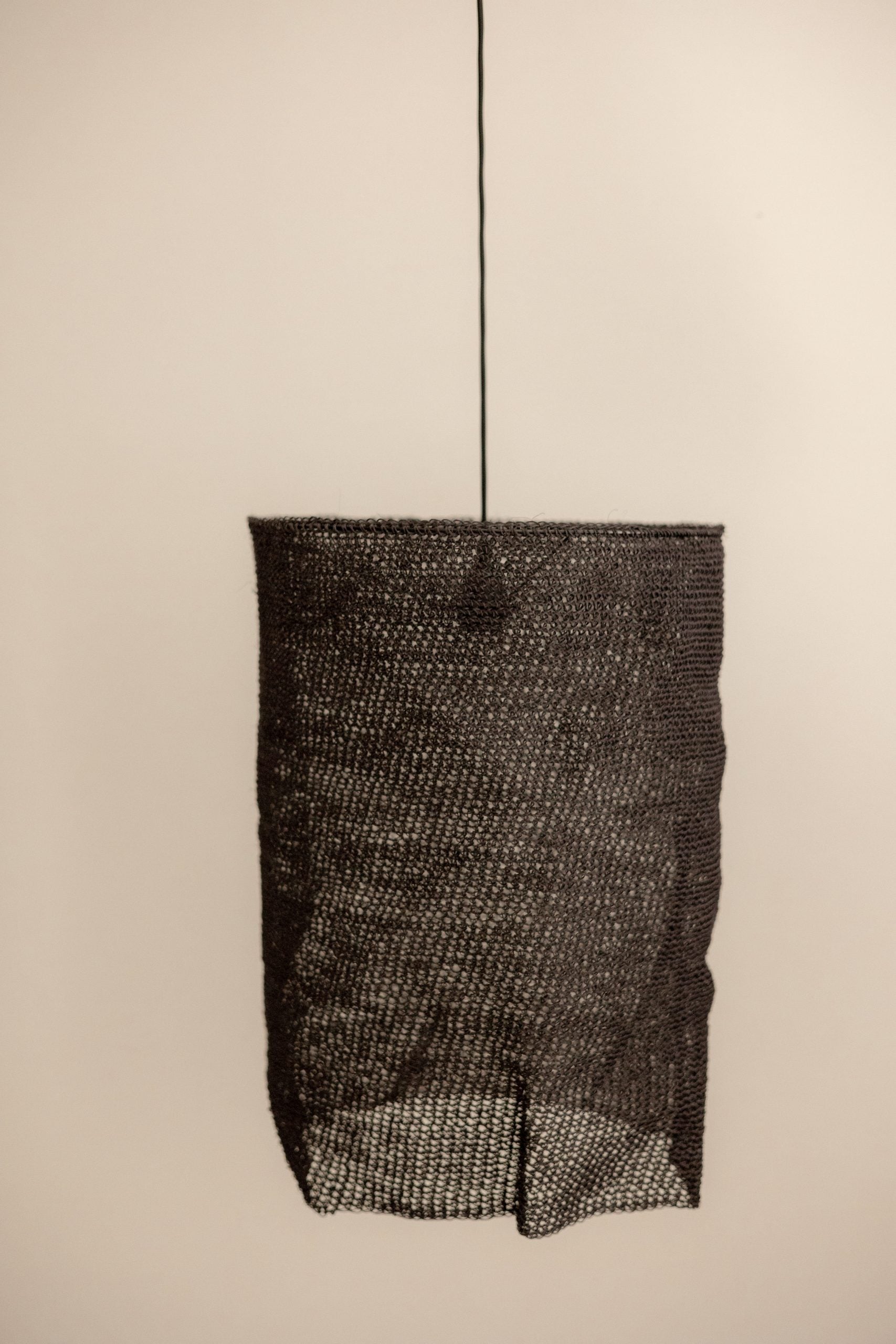 LÁMPARA DE TECHO FIQUE TEJIDA A MANO NEGRA