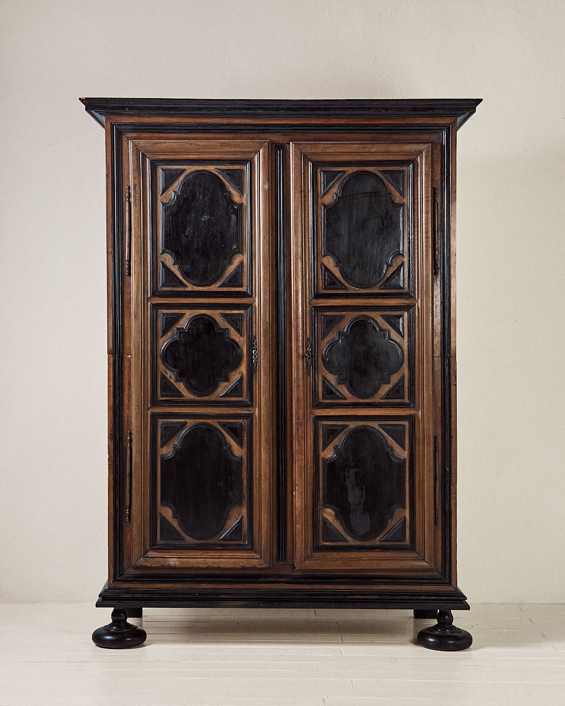 ARMARIO ITALIANO DE NOGAL FINALES S.XVII