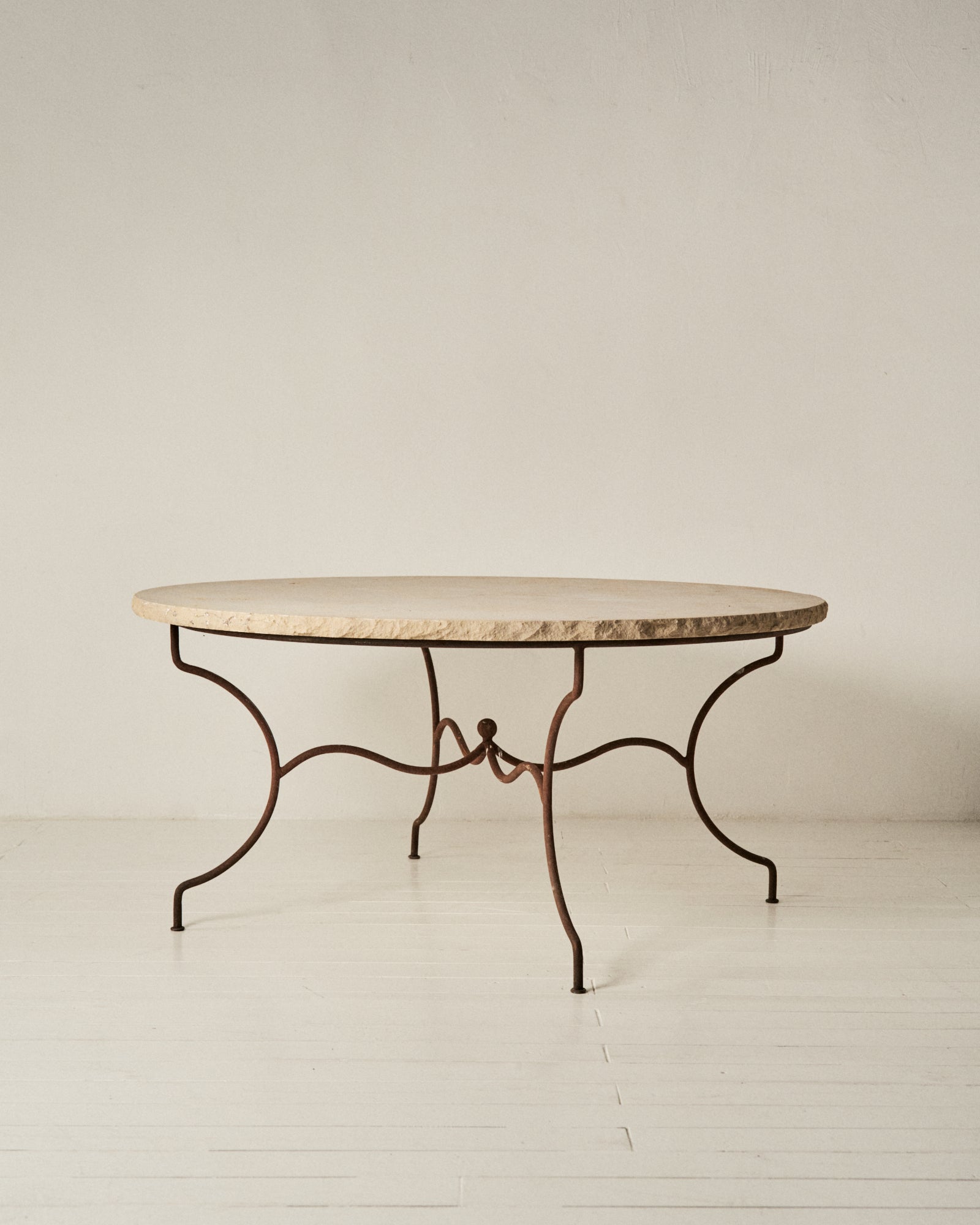 MESA DE COMEDOR DE TRAVERTINO Y BASE EN FORJA