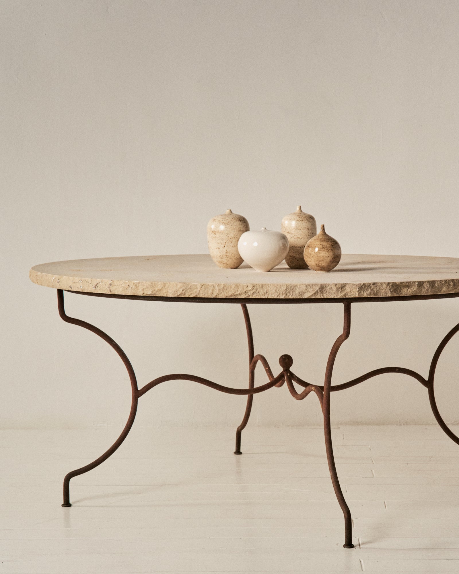MESA DE COMEDOR DE TRAVERTINO Y BASE EN FORJA
